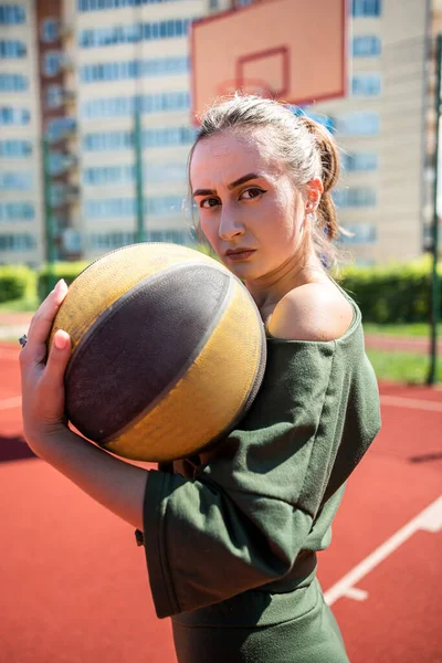 Uniforme Sportiva Aderente Una Donna Sta Giocando Basket Uno Stadio — Foto Stock