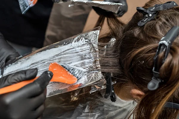 Elite Basic Beautysalon Maken Een Prachtige Haarverf Voor Een Verfijnde — Stockfoto