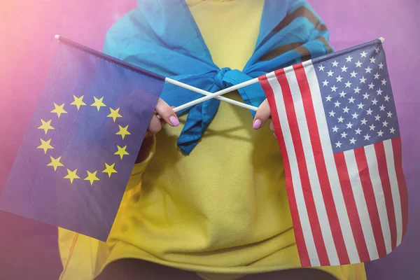 Kvinna Ukrainska Nationella Flaggan Innehar Och Usa Flagga Ukrainas Krig — Stockfoto