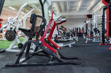 Spor insanları için dambıl simülatörleri olan çok güzel bir spor salonu. Spor salonu konsepti