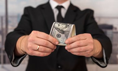 100 dolar nakit, el tasarrufu kârı. para kavramı