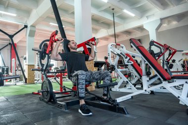 Spor salonunda egzersiz yapan Kafkas delikanlısı. spor konsepti