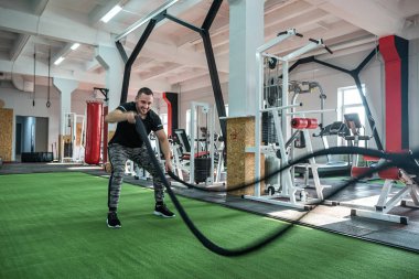 Spor salonunda egzersiz yapan Kafkas delikanlısı. spor konsepti