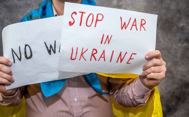 Ukrayna 'daki savaşı durduran, Ukrayna' ya yapılan Rus saldırısını protesto eden posterli adam. Rusya 'dan saldırgana ve uluslararası teorisyene