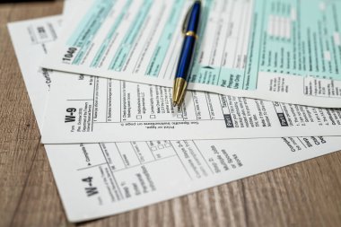Ofis masasında 1040 w4 w9 vergi formu var. Mali belgeler. Finansal konsept. Vergi zamanı.