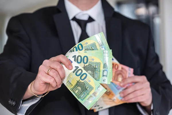 Hombre Negocios Usa Traje Negro Con Billetes Euro Concepto Dinero — Foto de Stock