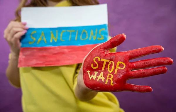 Női Kéz Festeni Pirosban Nem Áll Meg Háború Mint Béke — Stock Fotó