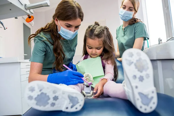 Stomatologa Femminile Che Mostra Alla Bambina Come Lavarsi Correttamente Denti — Foto Stock