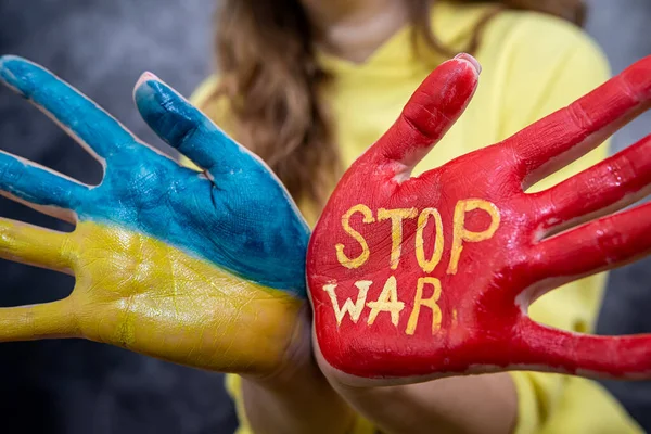 Vrouwelijke Handen Een Hand Nationale Kleur Van Ukraine Blauw Geel — Stockfoto