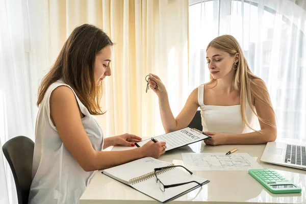 Egy Fiatal Lány Átadja Lakás Kulcsait Egy Másik Lánynak Miután — Stock Fotó