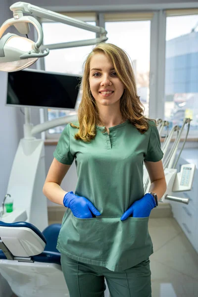 Portret Wesołej Dentystki Mundurze Patrzącej Kamerę Nowoczesnej Klinice Opieka Zdrowotna — Zdjęcie stockowe