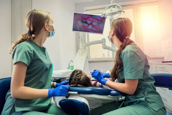 Kvalificerede Tandlæger Kontrollere Børns Tænder Med Nyt Professionelt Udstyr Begrebet - Stock-foto
