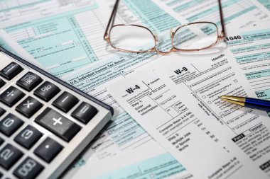 ABD vergi formları 1040 kalem hesap makinesi, gözlük ve iş mali konsepti ile birlikte. Finansal konsept. Vergi zamanı.