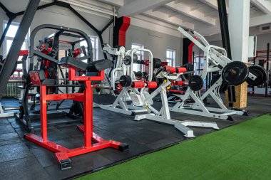 Sağlık ve zindelik için gönüllü insanların gittiği spor salonu herkesi davet eder. Spor salonunda sağlık konsepti