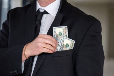 dolar iş adamlarının elinde, tasarruf kavramı.