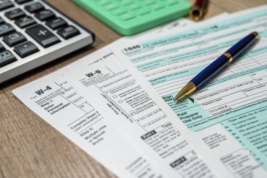 Masasında kalem olan 1040 w4 w9 vergi formu. Finansal konsept. Vergi zamanı.