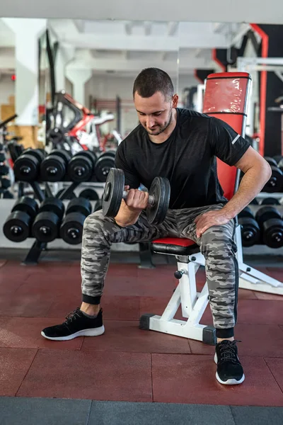 Sportif kıyafetler giyen yakışıklı bir antrenör müşterilerini sağlıklarını iyileştirmek için eğitir. Sağlıklı yaşam tarzı kavramı.