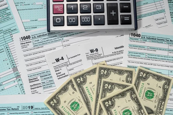 Dollar Mit Taschenrechner Auf Steuerformular Steuerzeit Finanzdokument — Stockfoto