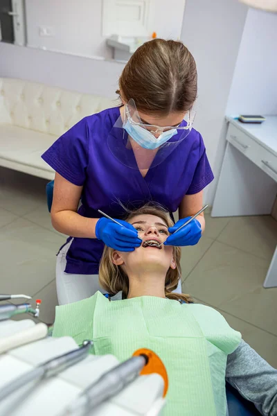 Jovem Dentista Começa Tratamento Todos Dentes Doentes Seu Cliente Regular — Fotografia de Stock