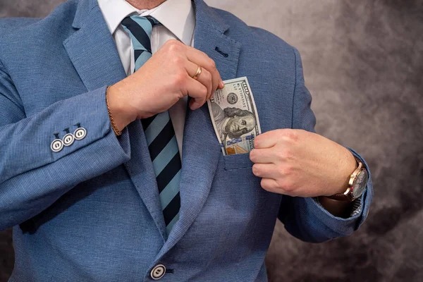 Unge Man Kostym Lägger Dollarsedlar Fickan Begreppet Muta Eller Korruption — Stockfoto