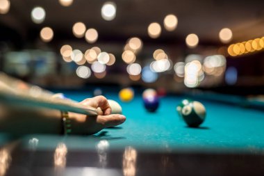 Kadın el ele tutuşup bilardo toplarına atış yapmaya hazırlanıyor. oyun konsepti