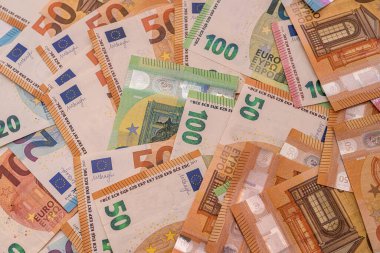 Arka plan olarak farklı euro banknotları, finans konsepti. kaydediliyor