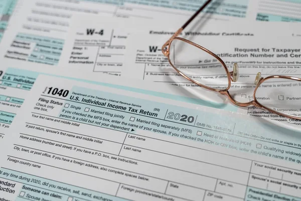 1040 Formulário Imposto Renda Individual Com Óculos Conceito Contabilístico Tempo — Fotografia de Stock