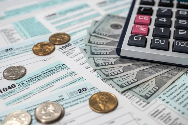 1040 Vergi Formu Masasında Dolar Olan Finansal Dokümanlar Vergi Zamanı — Stok fotoğraf