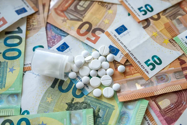 Различные Таблетки Банкнотах Евро Качестве Фона Высокая Стоимость Лекарств — стоковое фото