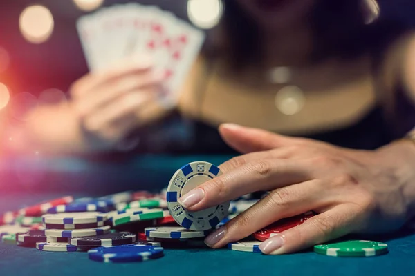 Yeşil Kumarhane Masasında Poker Oynayan Şanslı Güzel Kadın Kumar Konsepti — Stok fotoğraf
