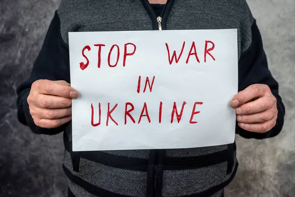 Ukrayna 'daki savaşı durduran, Ukrayna' ya yapılan Rus saldırısını protesto eden posterli adam. Rusya 'dan saldırgana ve uluslararası teorisyene