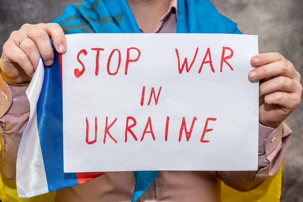 Мужская Рука Держит Плакат Текстом Остановить Войну Украине Полная Изоляция — стоковое фото