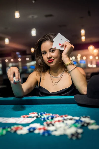 Pretty Woman Evening Black Dress Plays Poker Casino Takes Bet — Stockfoto