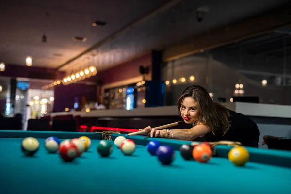 Jeune Jolie Femme Jouant Seule Snooker Tenant Queue Table Billard — Photo