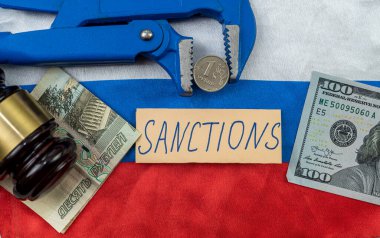 Birleşik Devletler tarafından Rusya 'ya karşı yaptırımlar. Ruble 'a karşı dolar. Rubleyi sıkıştıran bir anahtarla yargıcın çekici. Rus döneminin sonu.