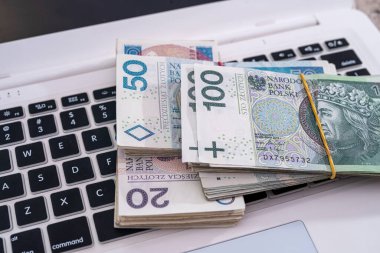 Beyaz klavye dizüstü bilgisayarına paralarını sür. çevrimiçi iş ve mali konsept