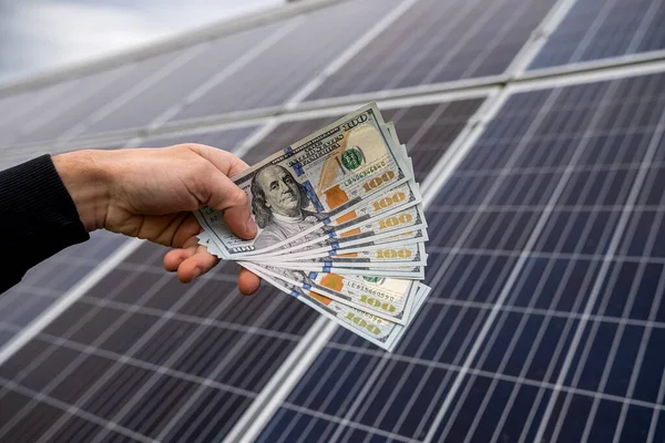 Mano Joven Sosteniendo Dólares Para Instalación Nuevos Paneles Solares Concepto — Foto de Stock