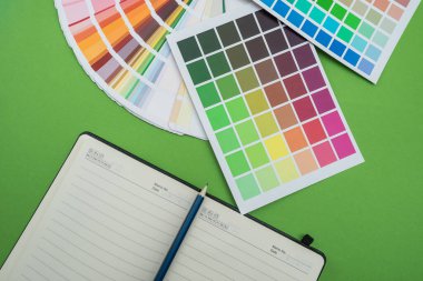 Kalem rengi paleti izole edilmiş boş not defteri. tasarım için tüm ögeler