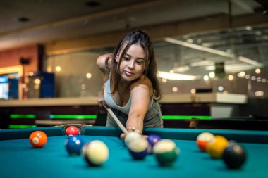Güzel bayan bilardo maçını kazanmak için kolay atış yapar. Hoş bir boş zaman.