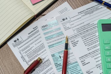 Ofis masasında 1040 w4 w9 vergi formu var. Mali belgeler. Finansal konsept. Vergi zamanı.