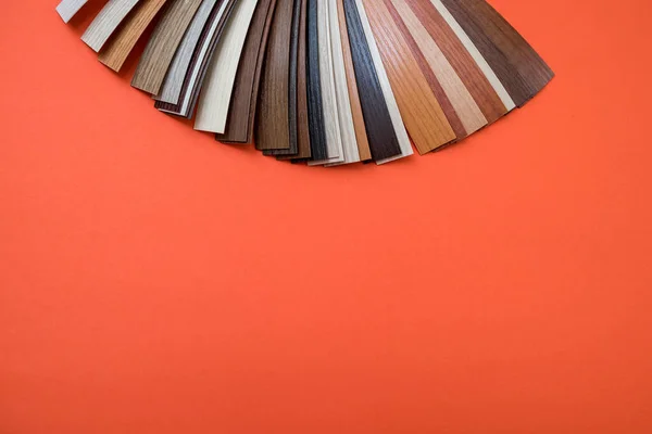 木地板样品在橙色背景下隔离的内部材料 复制空间 — 图库照片