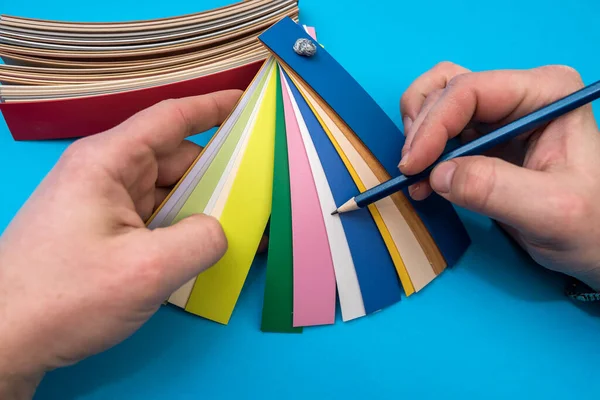 Mano Masculina Elegir Tono Pintura Sampler Color Aislado Sobre Fondo — Foto de Stock