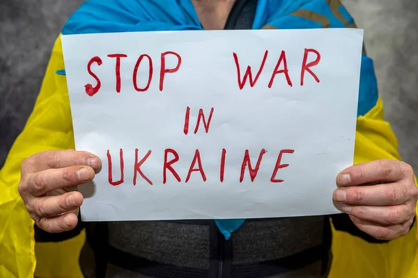 Mann Hält Plakat Mit Text Stoppt Den Krieg Der Ukraine — Stockfoto