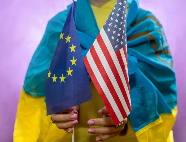 Kvinna Ukrainska Nationella Flaggan Innehar Och Usa Flagga Ukrainas Krig — Stockfoto