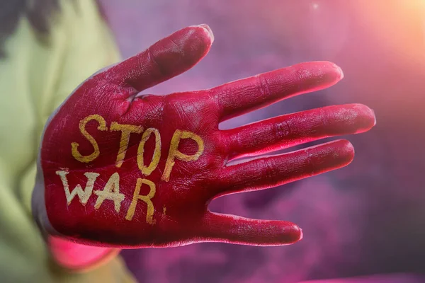 Στις Γυναίκες Ζωγραφισμένα Στο Χέρι Κόκκινο Κείμενο Σταματήστε Τον Πόλεμο — Φωτογραφία Αρχείου