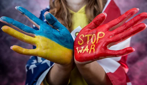 Vrouwelijke Hand Geschilderd Nationale Blauwe Gele Vlag Van Oekraïne Patriot — Stockfoto