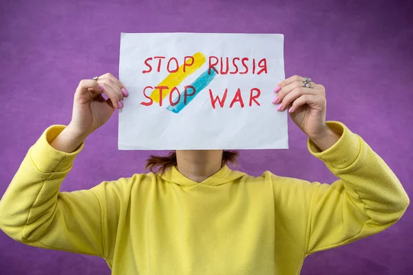 Жіночий Активіст Тримає Плакат Який Зупиняє Війну Щоб Зупинити Путін — стокове фото