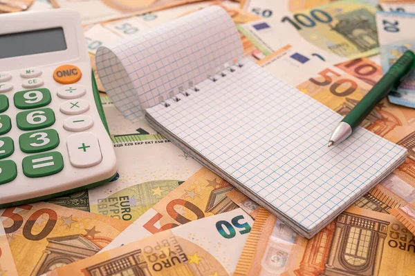 Велика Кількість Євро Банкнот Калькулятор Бізнес Блокнот Ручка Концепція Бізнесу — стокове фото