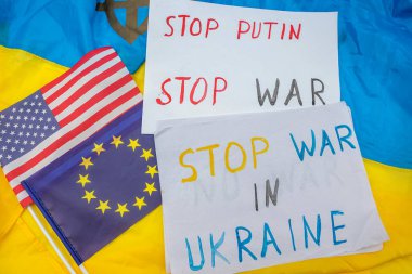 Ulusal bayraklarla, Ukrayna 'yla, ABD' yle ve Rus teröristle savaşı durdurun. askeri