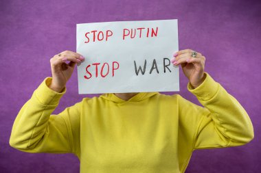 Ukrayna 'da savaş karşıtı afiş tutan kadın elleri. İnsanların hayatını kurtarmak. Rusya uluslararası terörist